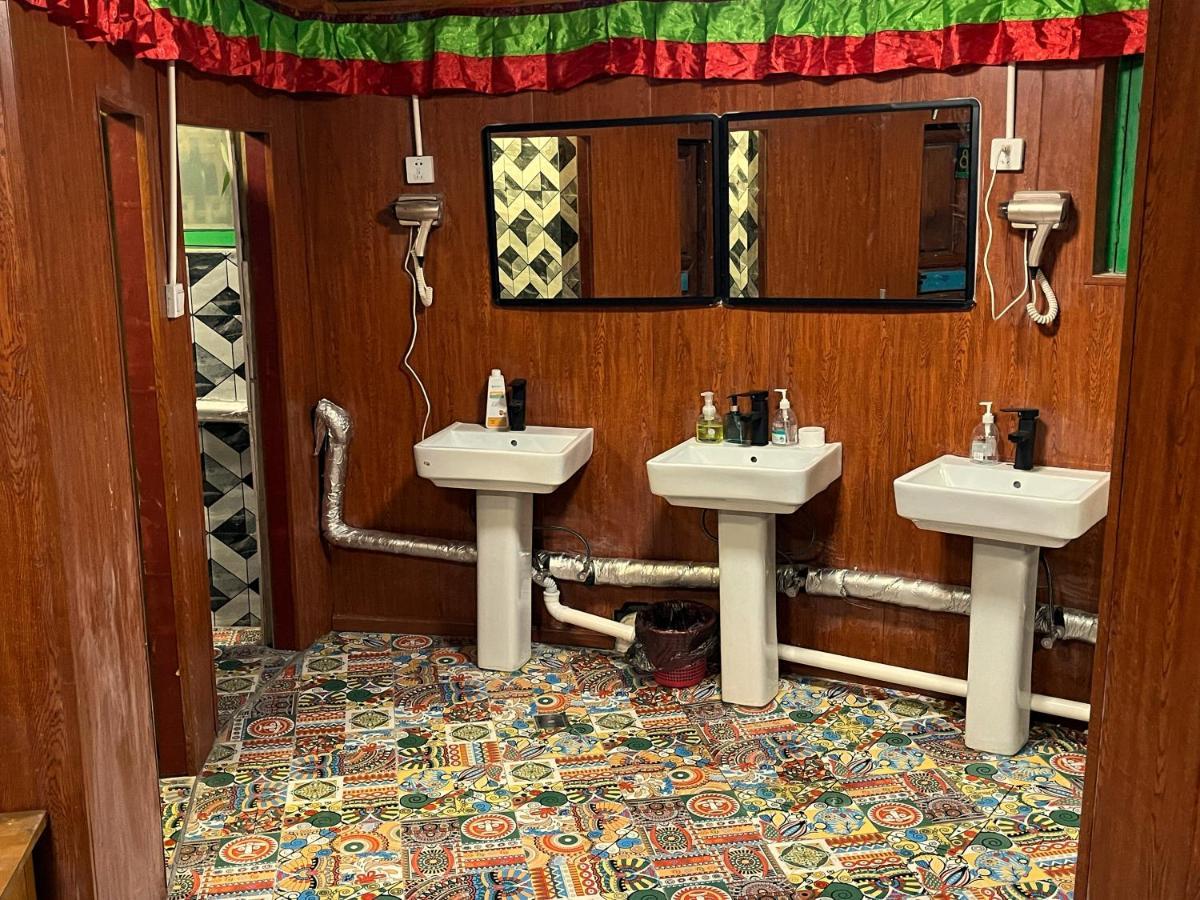 Tavern Hostel仁和客栈 Sangzsila Kültér fotó