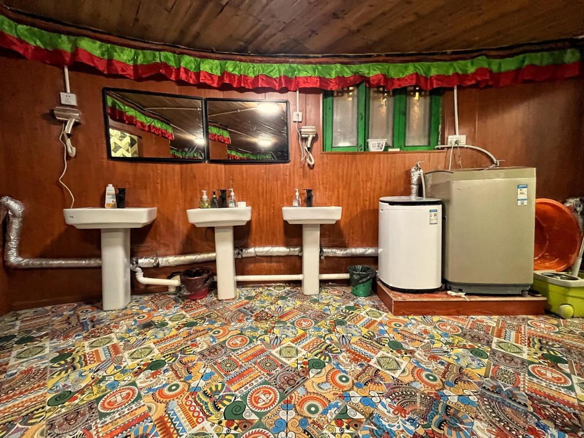 Tavern Hostel仁和客栈 Sangzsila Kültér fotó